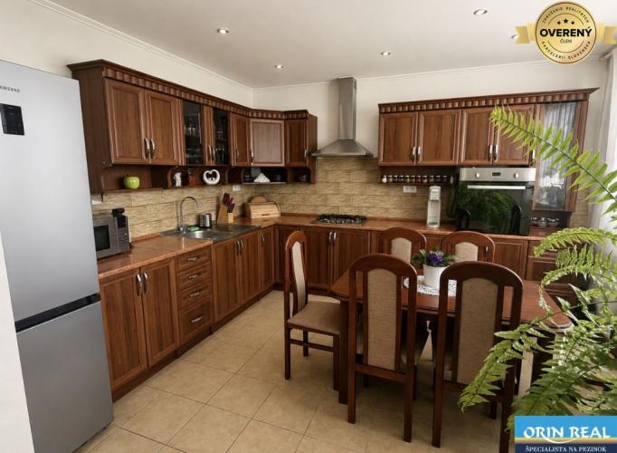 Reality Na predaj klimatizovaný pekný 3 izbový byt PK Starý dvor