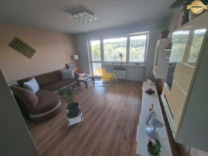 Reality Predám 3 izbový byt s balkónom a garážou v obci Čechy