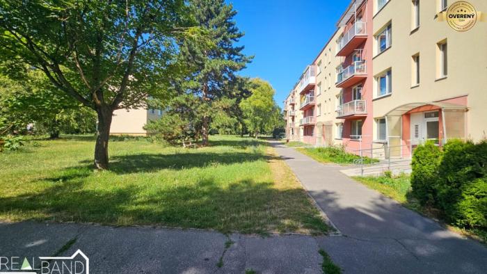 Reality PREDAJ: 2-izbový byt na prízemí (49,46 m²) Senica - Centrum