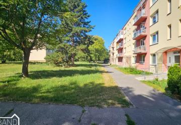 Reality PREDAJ: 2-izbový byt na prízemí (49,46 m²) Senica - Centrum