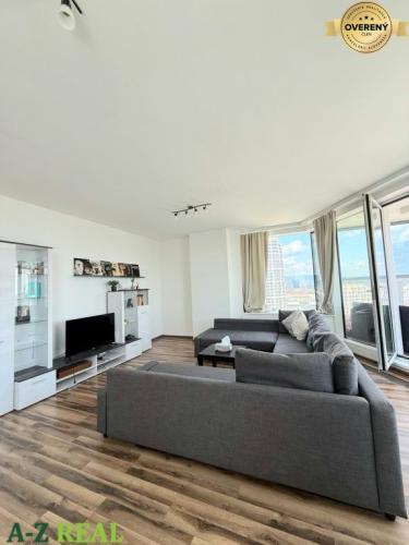 Reality Na prenájom luxusný 3 izb. byt s garážou v Panorama City, Staré Mesto.