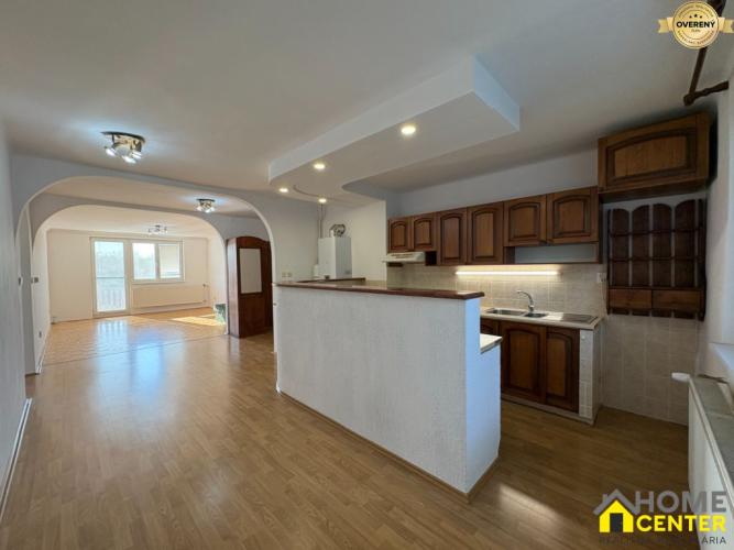Reality PRENÁJOM: veľkorozmerný, nezariadený byt /98 m2/ s balkónom , Komárno