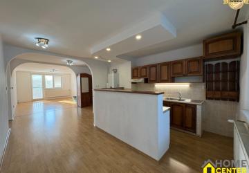 Reality PRENÁJOM: veľkorozmerný, nezariadený byt /98 m2/ s balkónom , Komárno