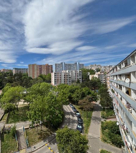Reality Veľký 4i byt 108m, Adámiho ul., Karlova Ves, 6/7p., 2x loggia, 2x pivnica, šatník 5m, TOP
