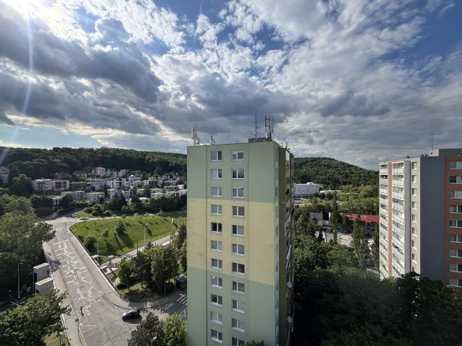 Reality Príjemný 3i byt 74m, loggia 8m, pivnica, výhľad, 12/13p., pri lesoparku, na skok do centra