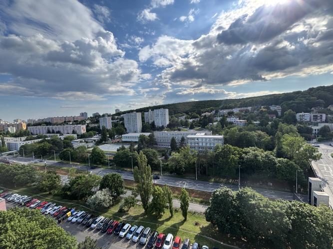 Reality Príjemný 3i byt 74m, loggia 8m, pivnica, výhľad, 12/13p., možnosť odkúpenia garáže 19m, TOP