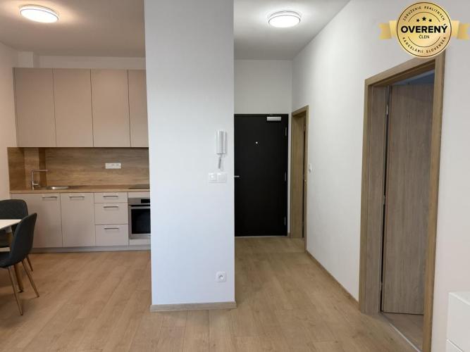 Reality Nový 2-izb. priestor (byt) s pred-záhradkou a parkovaním. B.Kostol