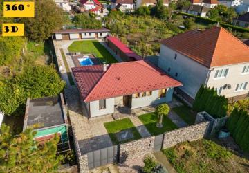 Reality PNORF – novostavba 4i bungalova s garsónkou, terasa, bazén, garáž, 4x sklad, 987 m2, Šalgočka