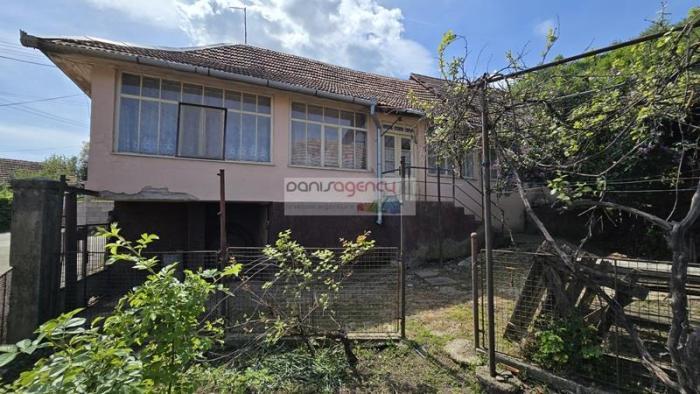 Reality Ponúkame na predaj rodinný dom + vedľajší dom v obci Pukanec