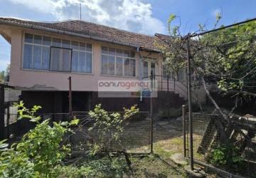 Reality Ponúkame na predaj rodinný dom + vedľajší dom v obci Pukanec