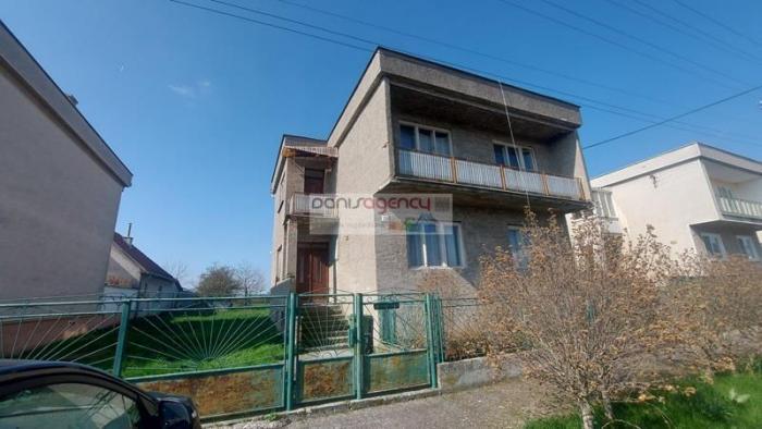 Reality Ponúkame exkluzívne na predaj rodinný dom v obci Čajkov - postavený na pozemku o výmere 800 m2