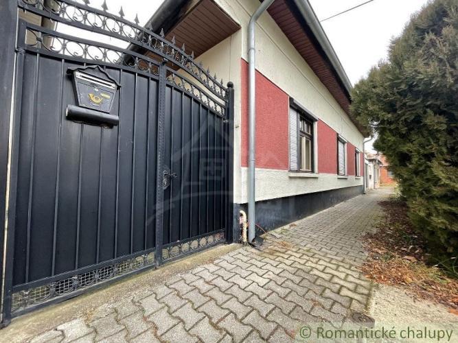 Reality Rodinný dom na 7 á pozemku v kľudnej, vyhľadávanej časti Nových Zámkov