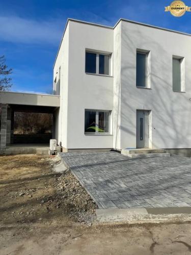 Reality Novostavba z kvalitných materiálov - v stave HOLODOM - 235.000€