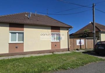 Reality Ponúkame exkluzívne na predaj pekný rodinný dom v Leviciach - Mudroňova ul. - postavený na poz