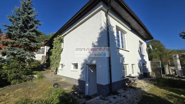 Reality Ponúkame exkluzívne na predaj krásny rodinný dom po kompletnej rekonštrukcii v Hronskom Beňadi