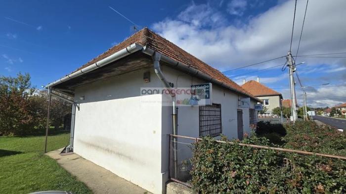 Reality Ponúkame exkluzívne na predaj predajňu / rodinný dom v Kozárovciach - Hlavná ul. - postavený 