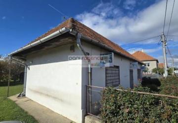 Reality Ponúkame exkluzívne na predaj predajňu / rodinný dom v Kozárovciach - Hlavná ul. - postavený 