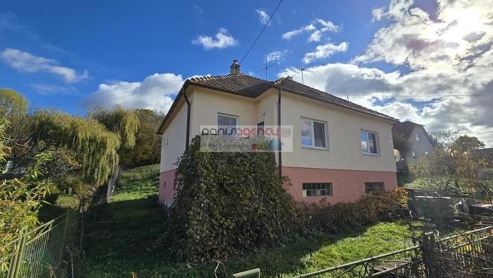 Reality Ponúkame exkluzívne na predaj rodinný dom s veľkým pozemkom v obci Bohunice - postavený na poz