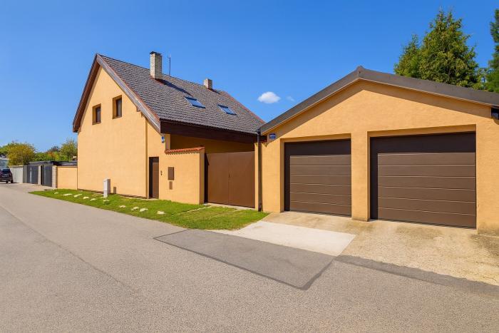 Reality PNORF – Kompletne zrekonštruovaný 5i RD s dvojgarážou a záhradou, Bratislava - Vrakuňa