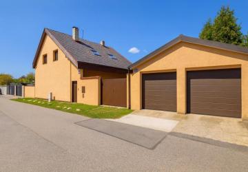 Reality PNORF – Kompletne zrekonštruovaný 5i RD s dvojgarážou a záhradou, Bratislava - Vrakuňa