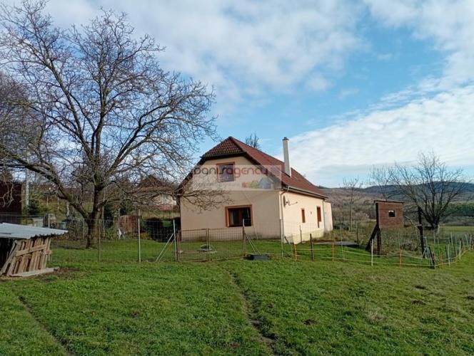 Reality Ponúkame exkluzívne na predaj vidiecku usadlosť po rekonštrukcii v obci Uhliská - spolu s pozem