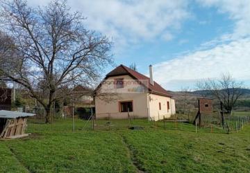 Reality Ponúkame exkluzívne na predaj vidiecku usadlosť po rekonštrukcii v obci Uhliská - spolu s pozem