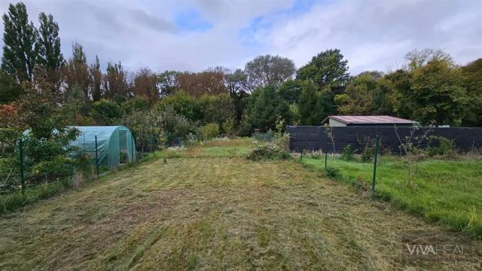 Reality VIVAREAL*  2 POZEMKY  so záhradnou chatkou, výmera spolu 550 m2, Kamenný Mlyn, cca 3 km Trnava