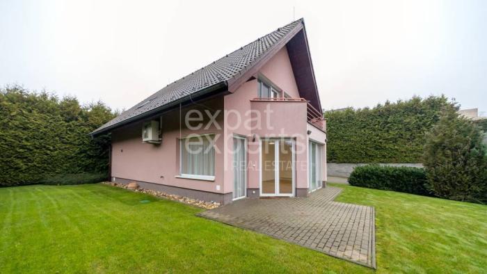 Reality Veľmi pekný 5i rodinný dom 250 m2, s príjemnou záhradou a dvoj-garážou