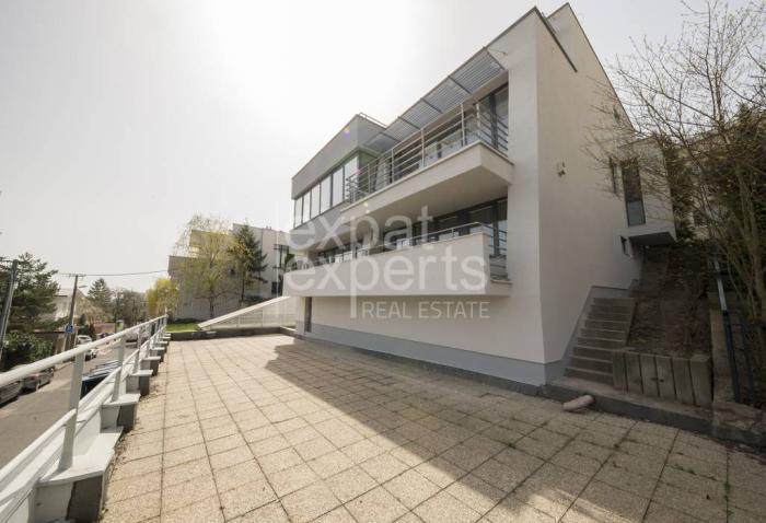 Reality Nadštandardná vila s krásnym výhľadom, 302 m2 so záhradou, nezariadená