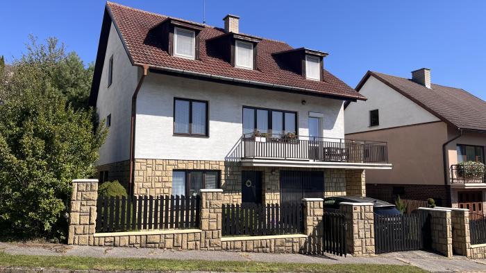 Reality EXKLUZÍVNE: Priestranný 8-izb dom v tichom prostredí Myjavy