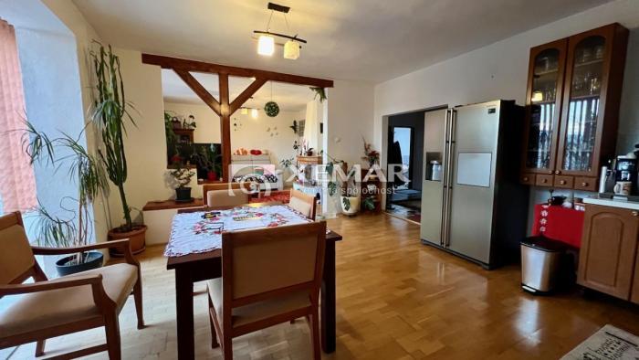 Reality Rodinný dom s 3 bytovými jednotkami blízko Banskej Bystrice