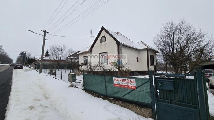 Reality Ponúkame exkluzívne na predaj rodinný dom s garážou v obci Lok - Iňská ul. - postavený na po