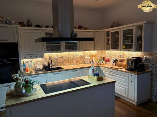 Reality Veľký luxusný deväť izbový rodinný dom s veľkým pozemkom v Preseľanoch