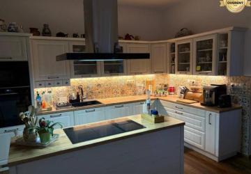 Reality Veľký luxusný deväť izbový rodinný dom s veľkým pozemkom v Preseľanoch