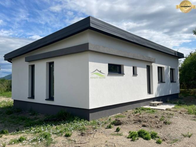 Reality Moderný NOVÝ Dom pod Lesom blízko Mesta - 135.000€, záhrada 750m2