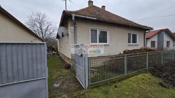 Reality Ponúkame exkluzívne na predaj rodinný dom v Starom Tekove - ul. Na Lúkach - postavený na pozemk