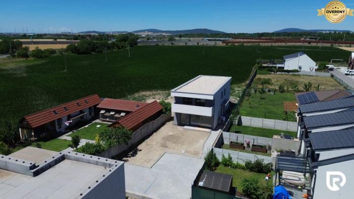 Reality RADO | 4 izb. byt 93 m2  v DVOJDOM | predzáhradka | JAROVCE