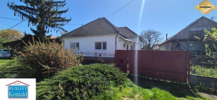 Reality Rezervovaný -Ponúkame na PREDAJ rodinný dom - v obci KOMOČA 8 km od NZ