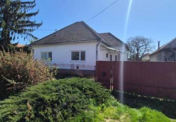 Reality Rezervovaný -Ponúkame na PREDAJ rodinný dom - v obci KOMOČA 8 km od NZ
