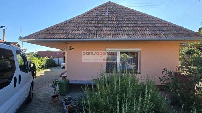 Reality Ponúkame exkluzívne na predaj rodinný dom v Pukanci - Hrnčiarska ul. - postavený na pozemku o v