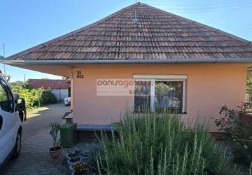 Reality Ponúkame exkluzívne na predaj rodinný dom v Pukanci - Hrnčiarska ul. - postavený na pozemku o v