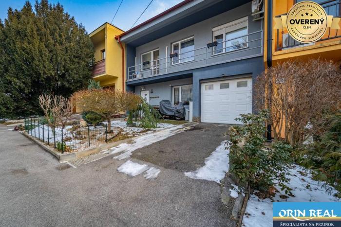 Reality Na Predaj 6 izbový - dvojgeneračný RD v Pezinku len kúsok od Centra