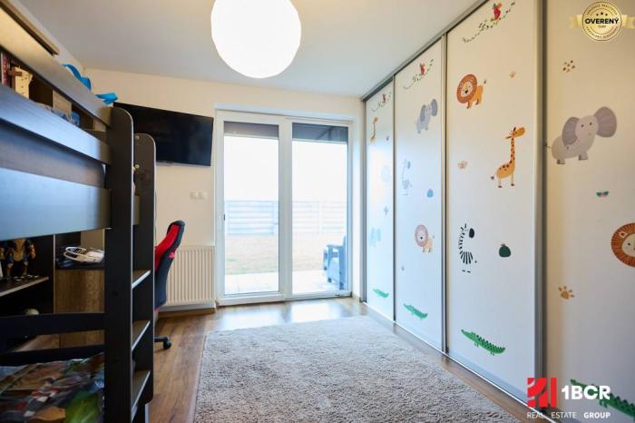 Reality 4-IZB. KRÁSNE ZARIADENÝ DOM NA VEĽKOM POZEMKU,  GARÁŽ PRE DVE AUTÁ