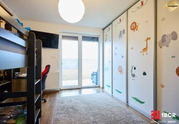 Reality 4-IZB. KRÁSNE ZARIADENÝ DOM NA VEĽKOM POZEMKU,  GARÁŽ PRE DVE AUTÁ