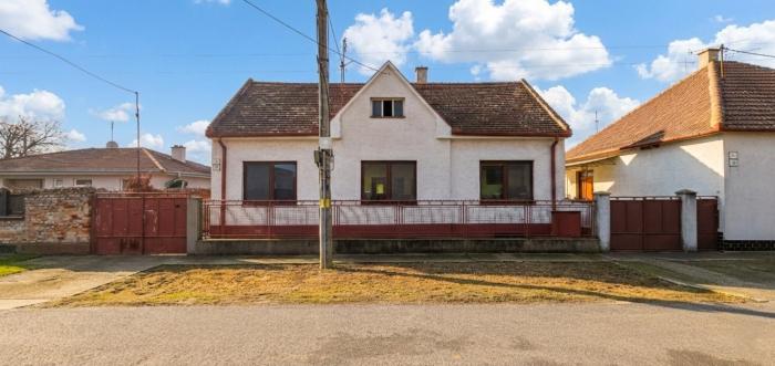 Reality PNORF – 4i + kk rod. dom, 2x garáž, veľká záhrada, ul. Ľ. Štúra v Maduniach