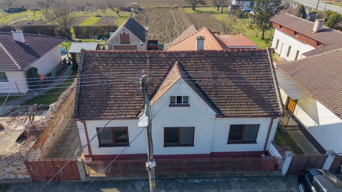 Reality PNORF – 4i + kk rod. dom, 2x garáž, veľká záhrada, ul. Ľ. Štúra v Maduniach