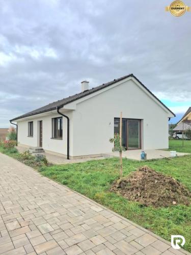 Reality RentHub | 4 izbový rodinný dom s krbom a terasov | Slnečná | Ružindol