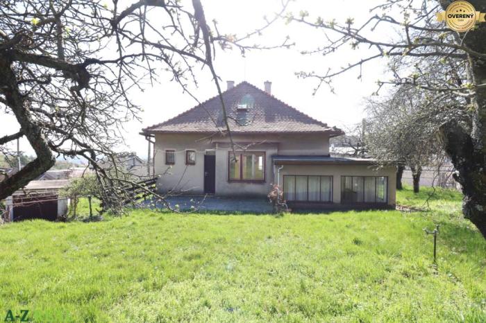 Reality Predaj staršieho rodinného domu s veľkým pozemkom na Kolibe.