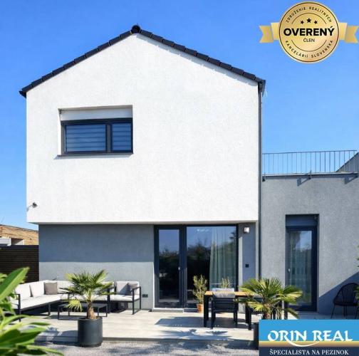 Reality Na Predaj Krásny Modrený 4izbový RD Čierna Voda - Monarska Alej