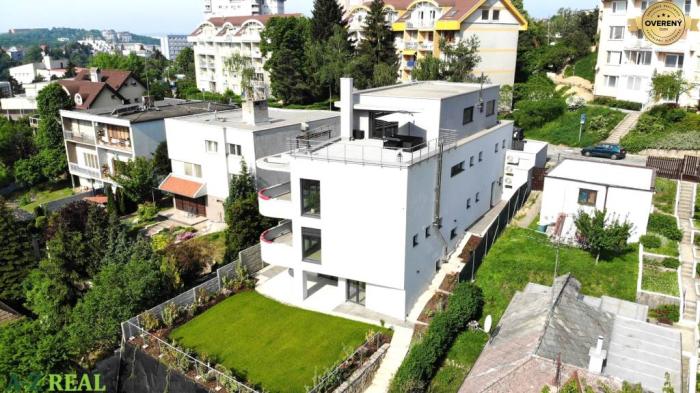 Reality Luxusný 3-podlažný byt vo vile s krbom a výťahom a záhradou.